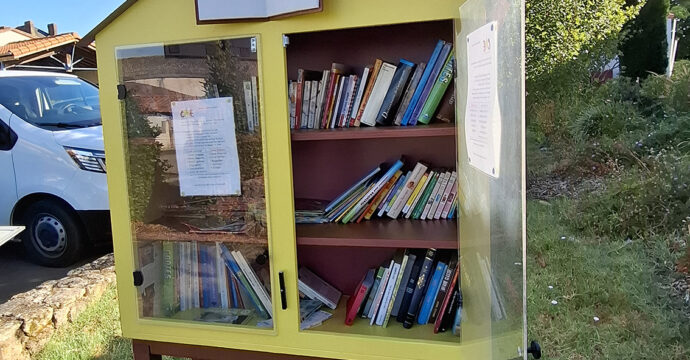 Boîte à lire devant la mairie