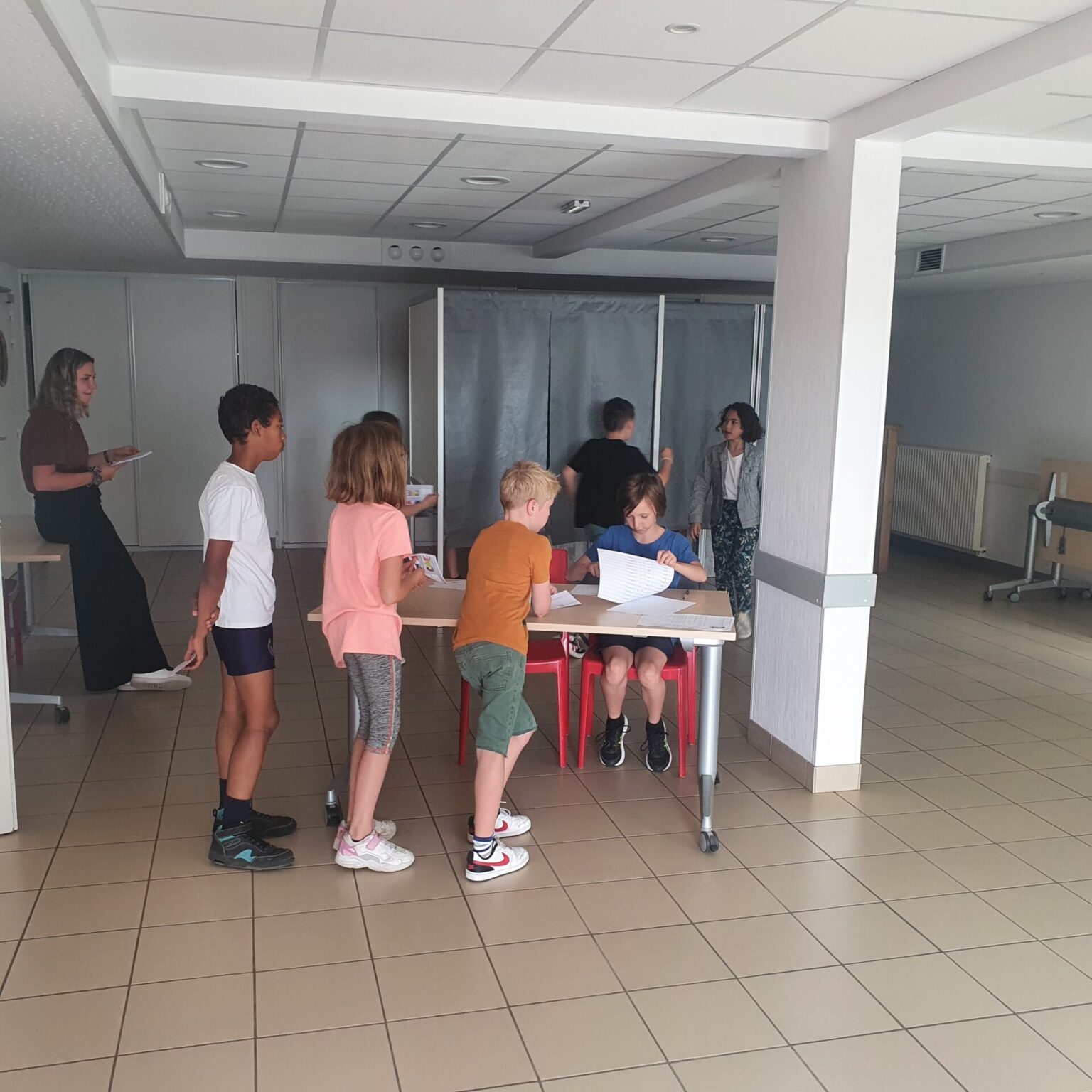 Enfants qui votent aux élections du CME à Boussay dans le 44